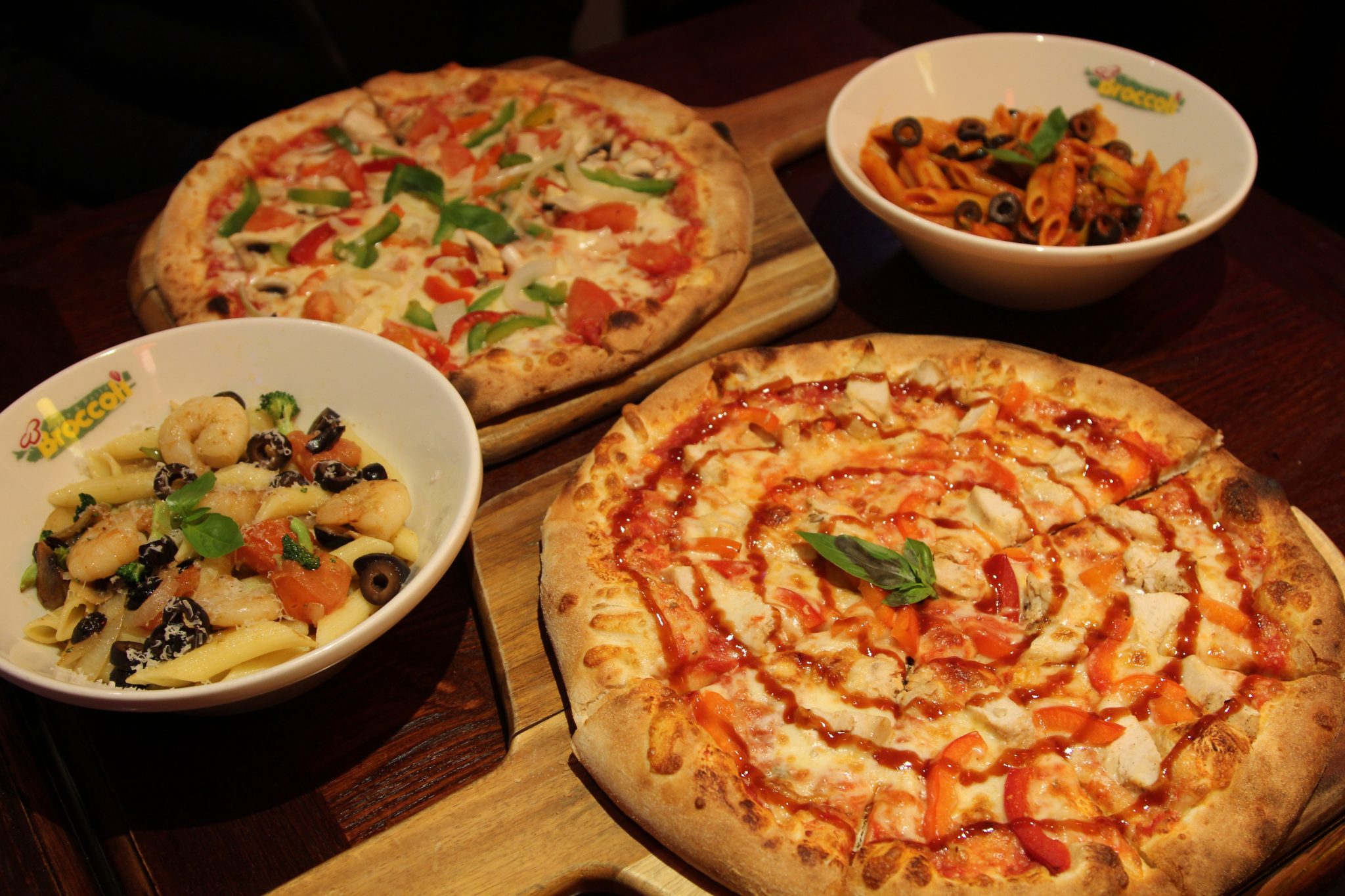 Какое блюдо пицца. Пицца и паста. Итальянская пицца. Итальянская пицца и паста. Итальянская пицца паста пицца.